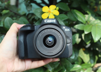 Camera Canon R50: Chi tiết từ thiết kế đến khả năng chụp ảnh