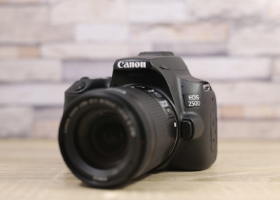 Canon 250D ra đời năm nào và vì sao vẫn được yêu thích đến nay?