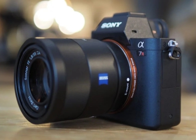 Sony A72 vs A7R2: Mới nâng cấp lên Full-frame nên chọn máy nào?