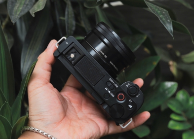 Máy ảnh Sony ZVE10 có flash không?