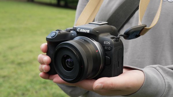 Canon R10 ra mắt năm nào