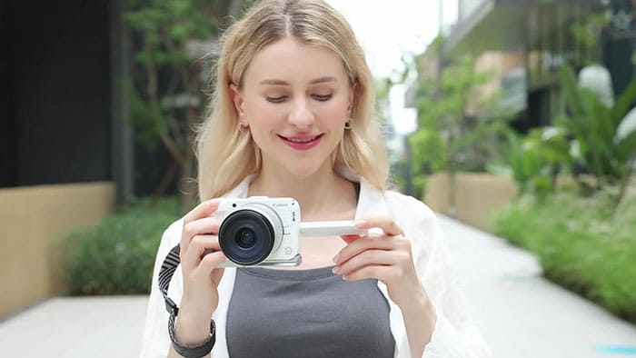 Canon R50V quay vlog