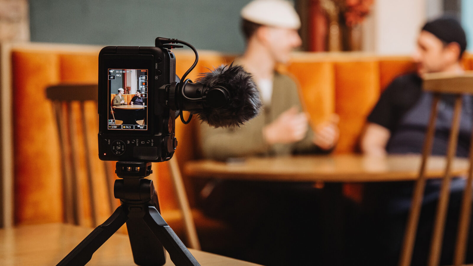 Canon R50V quay vlog