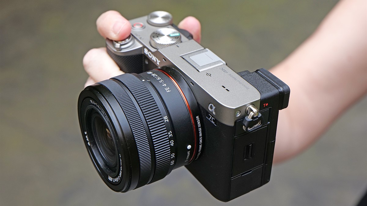 Canon R8 vs Sony A7C