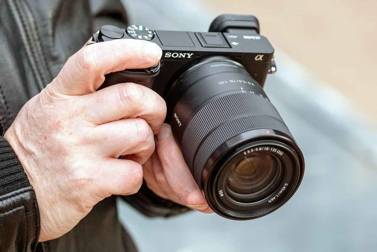 Sony A6400 vs Canon R50