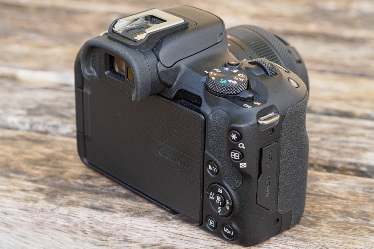 Sony A6400 vs Canon R50