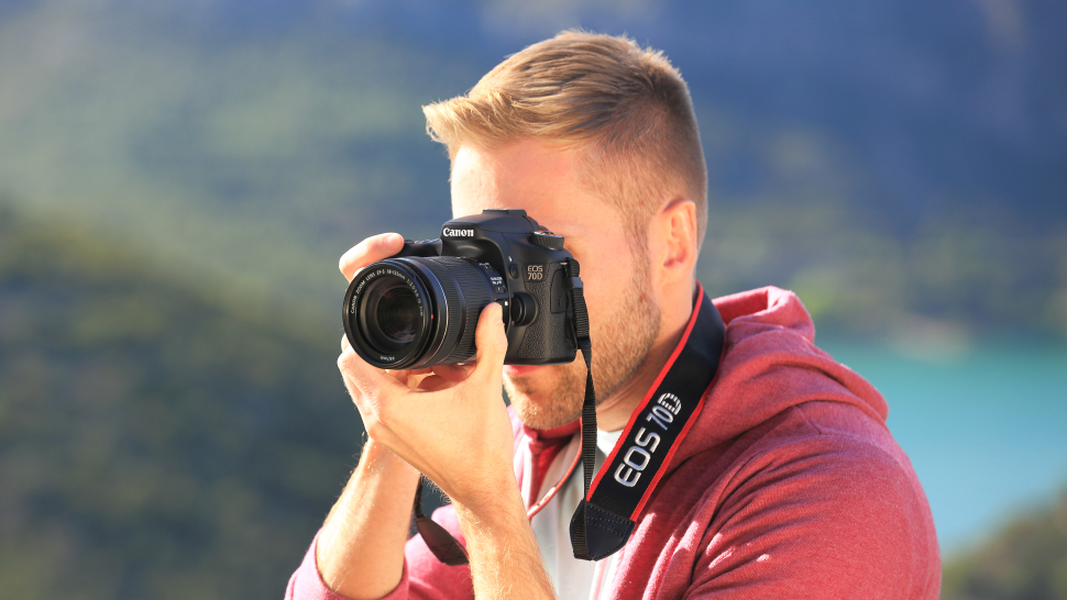 Thiết kế thân máy chắc chắn, cảm giác cầm nắm của Canon 70D phù hợp với cả nam và nữ.