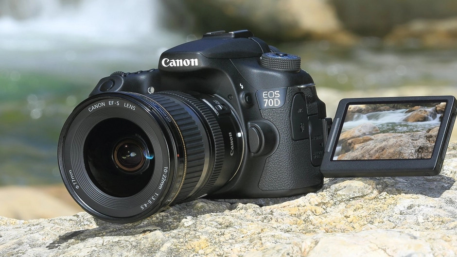 Màn hình cảm ứng xoay lật là điểm cộng lớn giúp Canon 70D phù hợp với cả Vlogger và nhiếp ảnh sáng tạo.