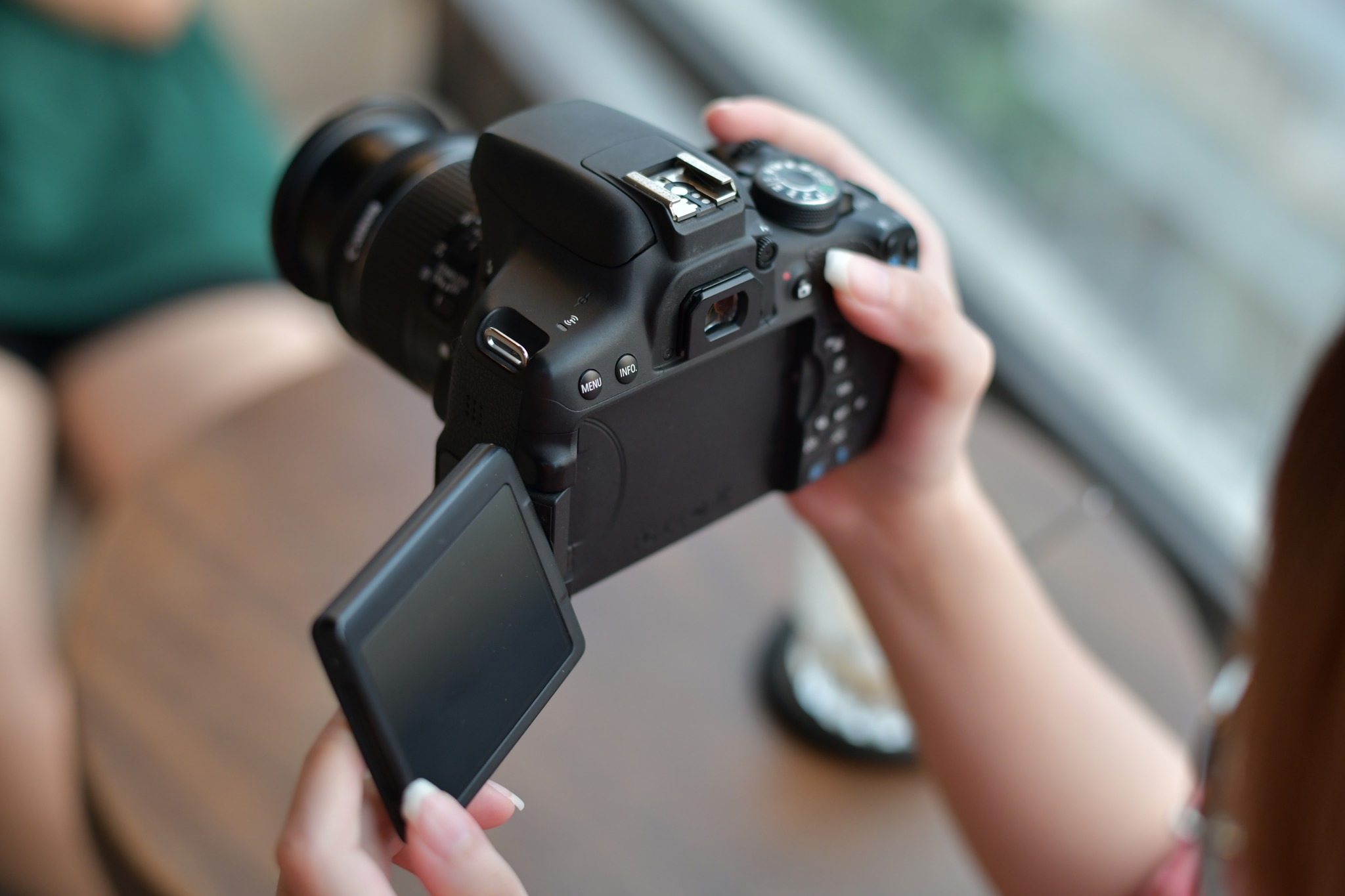canon 750d ra mắt năm nào