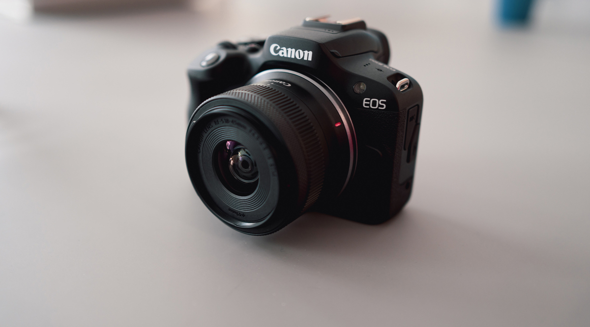 canon r100 có cảm ứng không