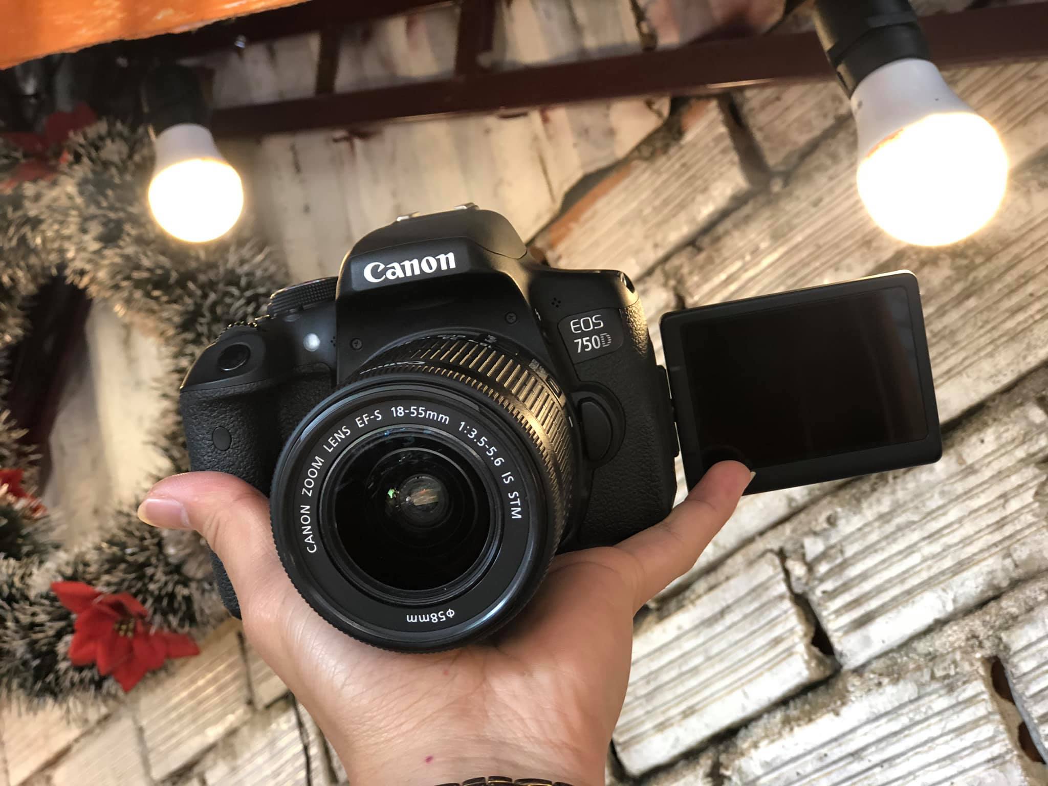Canon 750D có trọng lượng khoảng 555g
