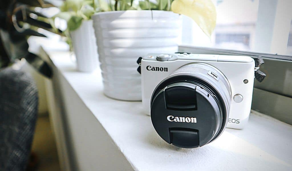Thiết kế nhỏ gọn, dễ dàng cầm theo của Canon M10