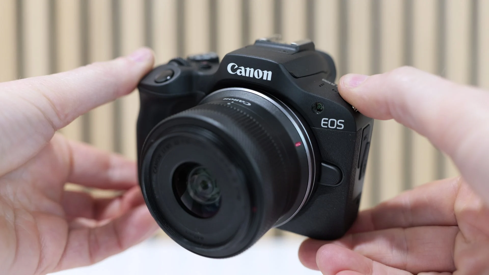 Canon R100 là sự lựa chọn tuyệt vời cho những ai mới bắt đầu và cần một chiếc máy ảnh mirrorless nhẹ nhàng và chất lượng.