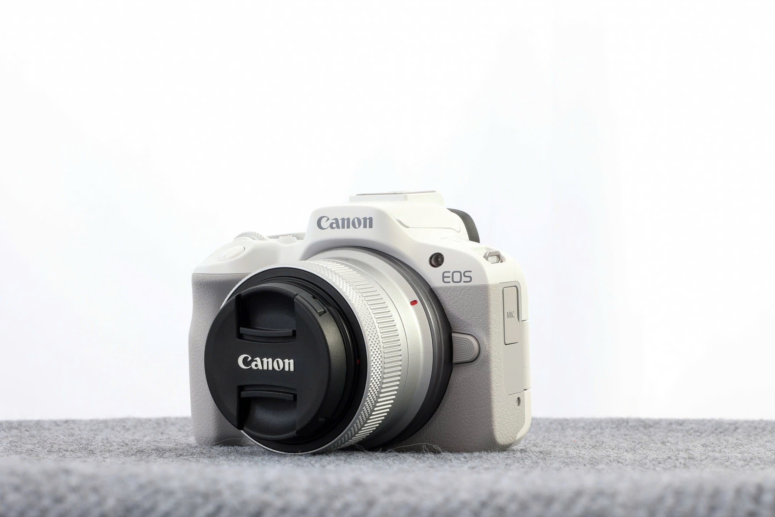 Canon R50 có thiết kế nhỏ gọn, thân thiện với người dùng mới, phù hợp khi quay vlog ngoài trời.