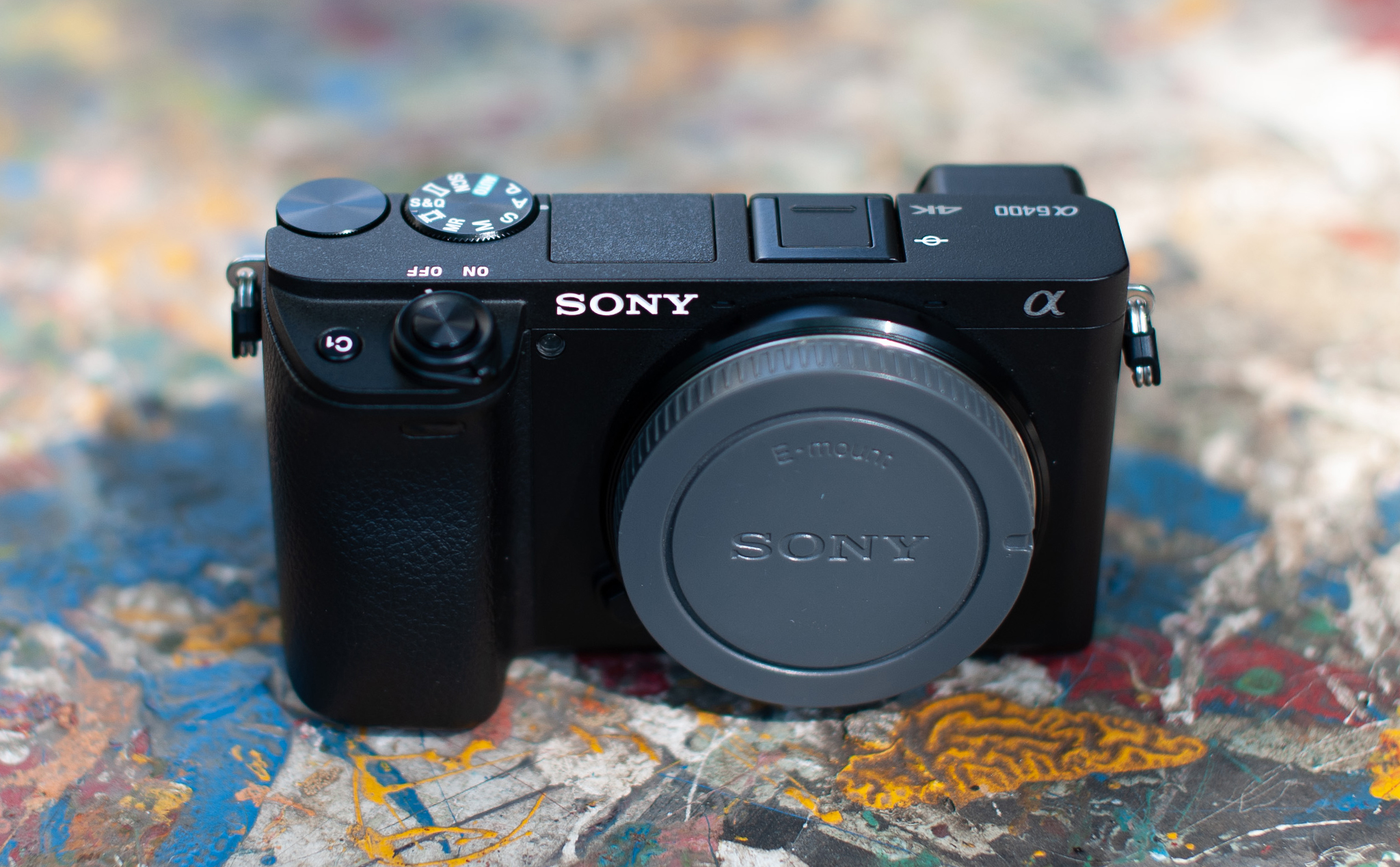 Sony A6400 với thiết kế nhỏ gọn và tinh tế.