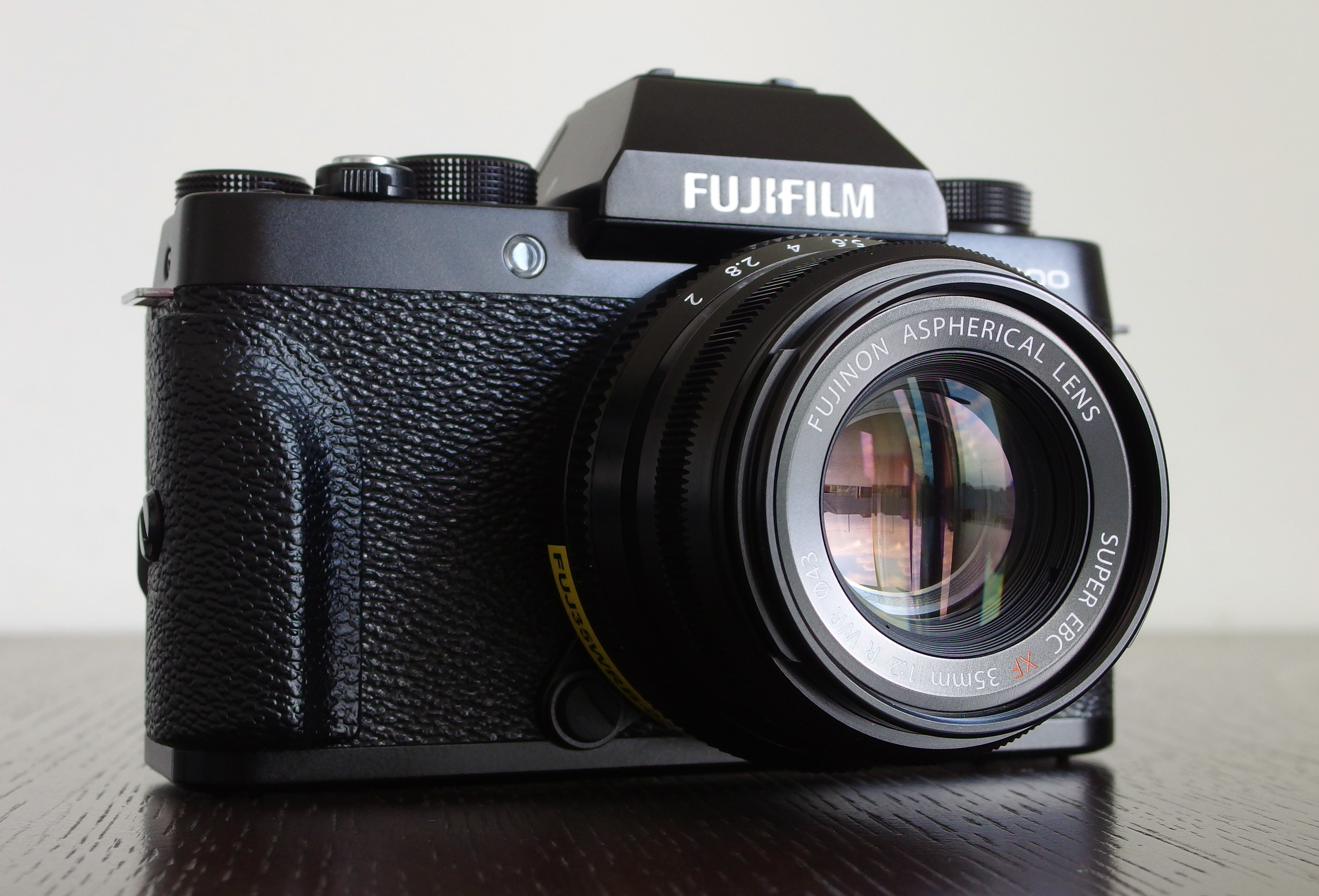 Ngoại hình của máy ảnh Fujifilm XT100