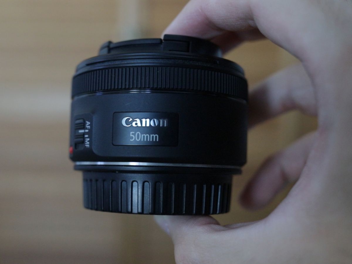 Chiếc lens chân dung canon giá rẻ nổi tiếng với hiệu ứng bokeh mềm mại và màu sắc trung thực.