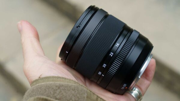 Lens Fujifilm XF 16-50mm có khẩu độ lớn và cấu trúc quang học cao cấp, phù hợp cả chụp ảnh lẫn quay phim.