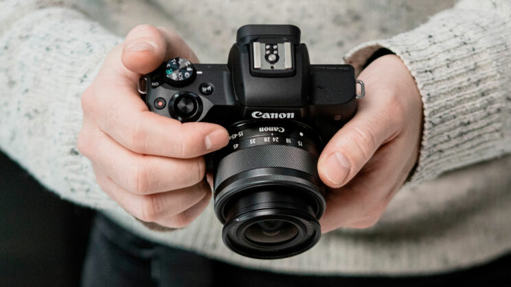 Canon EOS M50 Mark II – nhỏ gọn, mạnh mẽ, lý tưởng để chụp chân dung trong môi trường ánh sáng yếu.