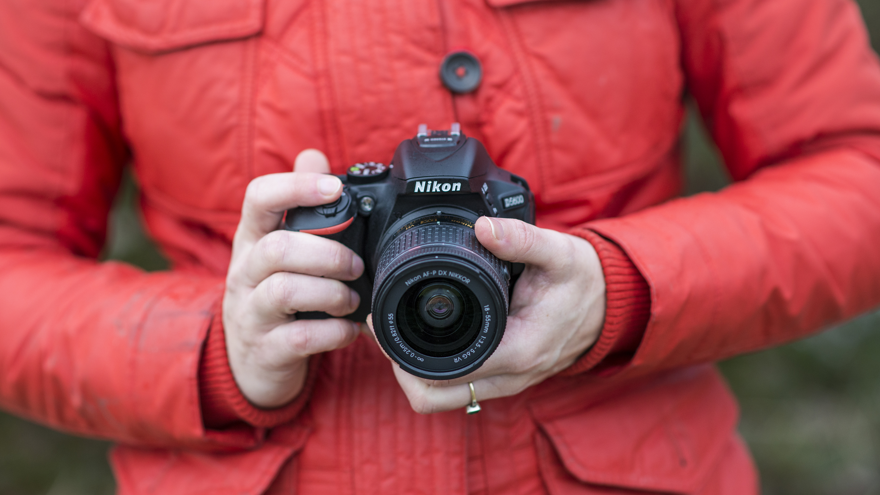 Nikon D5600 được trang bị màn hình xoay lật cảm ứng – hỗ trợ selfie hoặc chụp chân dung góc khó cực kỳ tiện lợi.