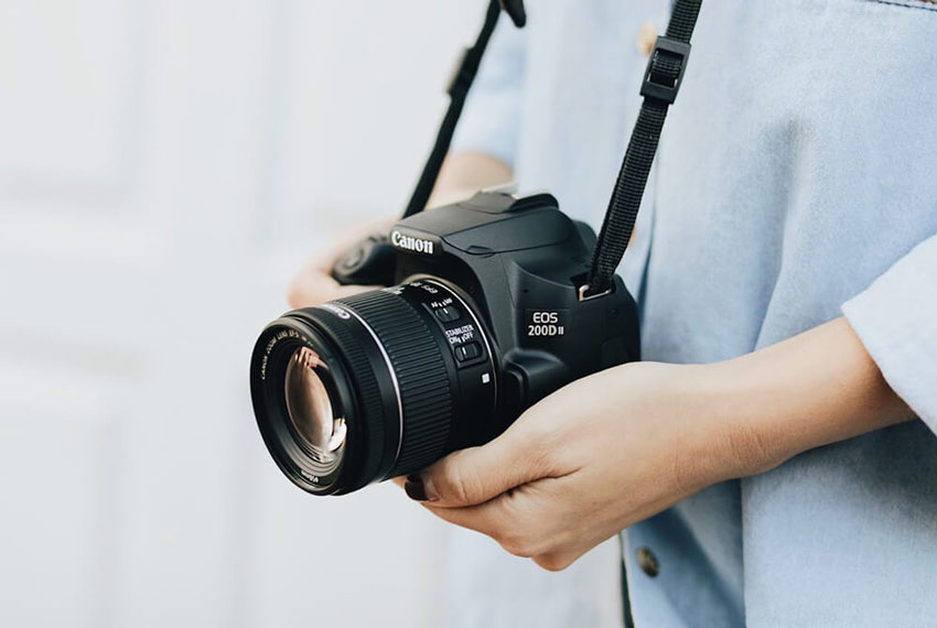Canon EOS 200D II với ống kính 50mm f/1.8 – combo hoàn hảo để tạo bokeh mềm mại khi chụp chân dung.