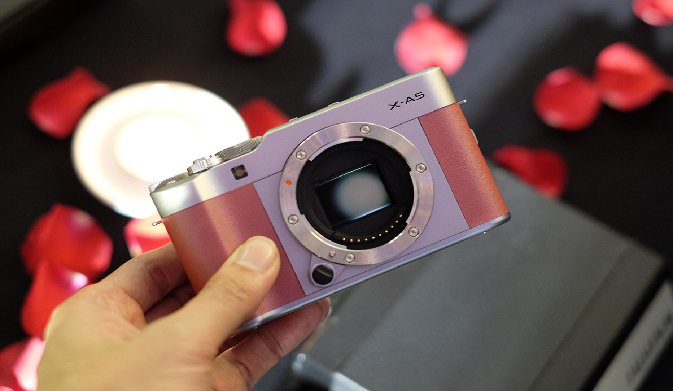 Thiết kế nhỏ gọn của Fujifilm X-A5