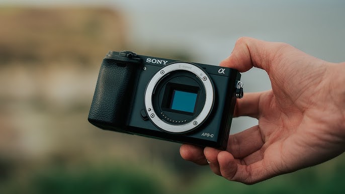 Sony A6000 nổi bật với khả năng lấy nét nhanh và chất lượng hình ảnh tuyệt vời.