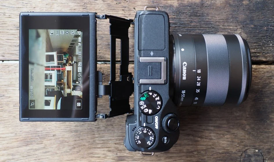 Canon M3 với kiểu dáng hiện đại, màn hình lật tiện lợi cho selfie và vlog.