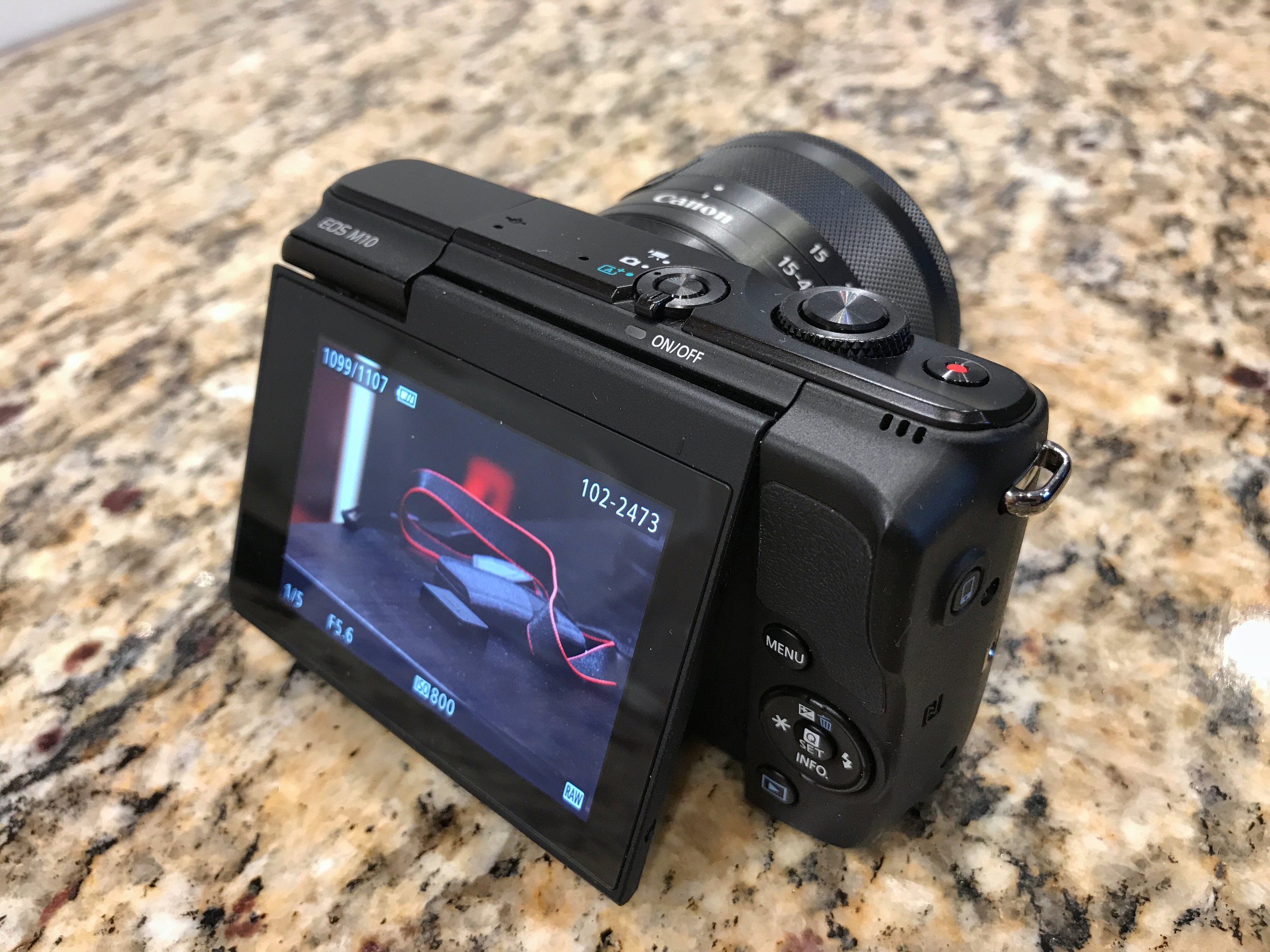 Canon M10 thể hiện khả năng lấy nét tốt kể cả trong điều kiện ánh sáng yếu.