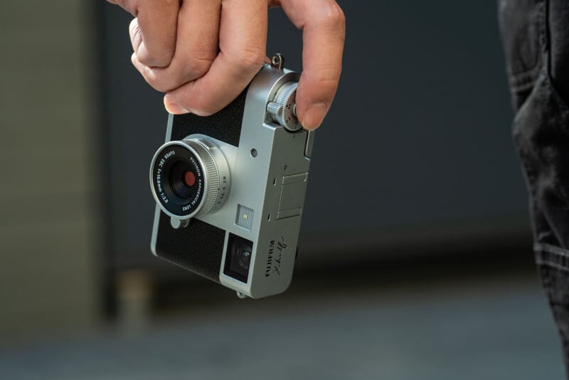 Fujifilm X Half với thiết kế lấy cảm hứng từ máy phim truyền thống