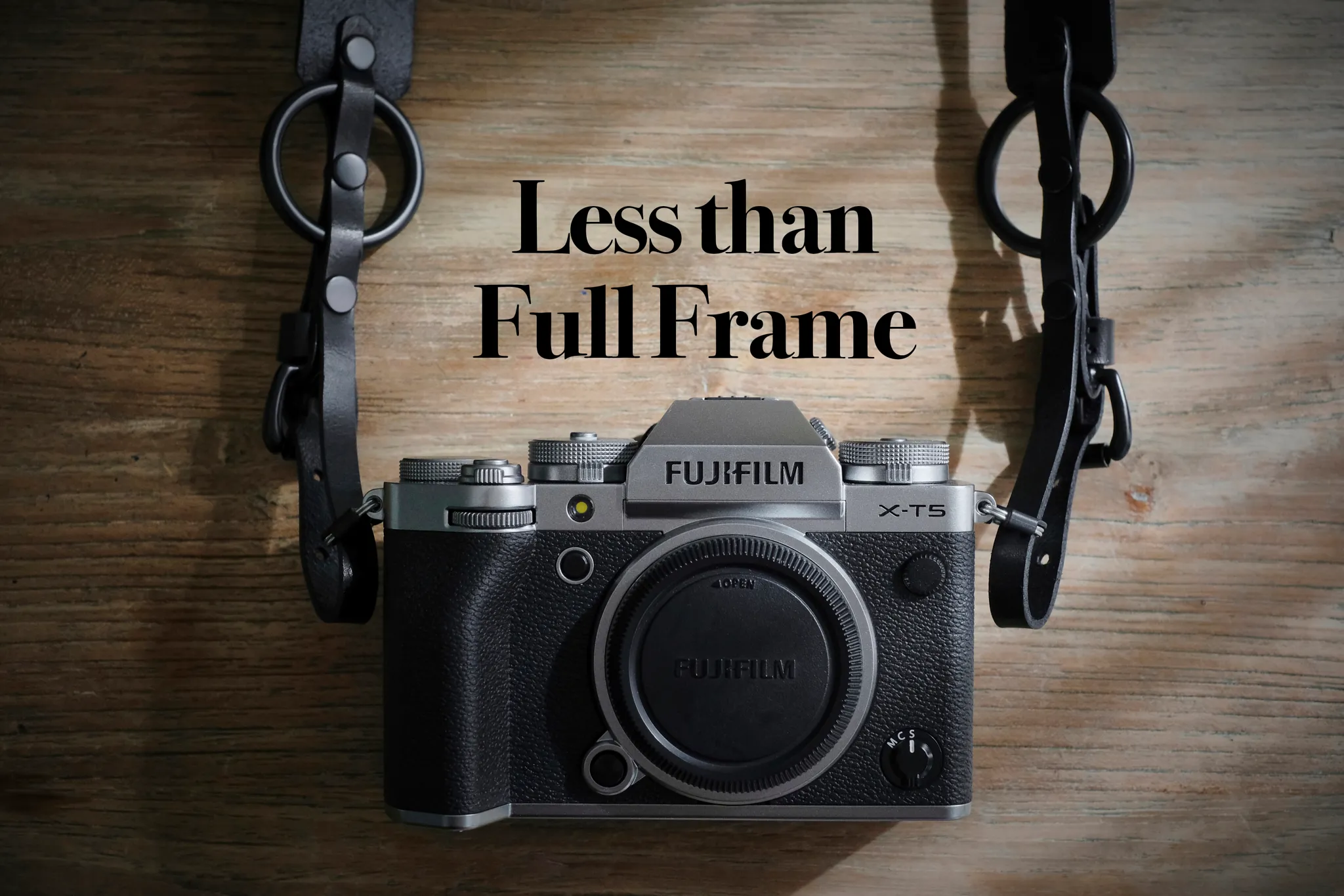 Fujifilm X-T5 với thiết kế cổ điển và các vòng xoay điều chỉnh thủ công đặc trưng.