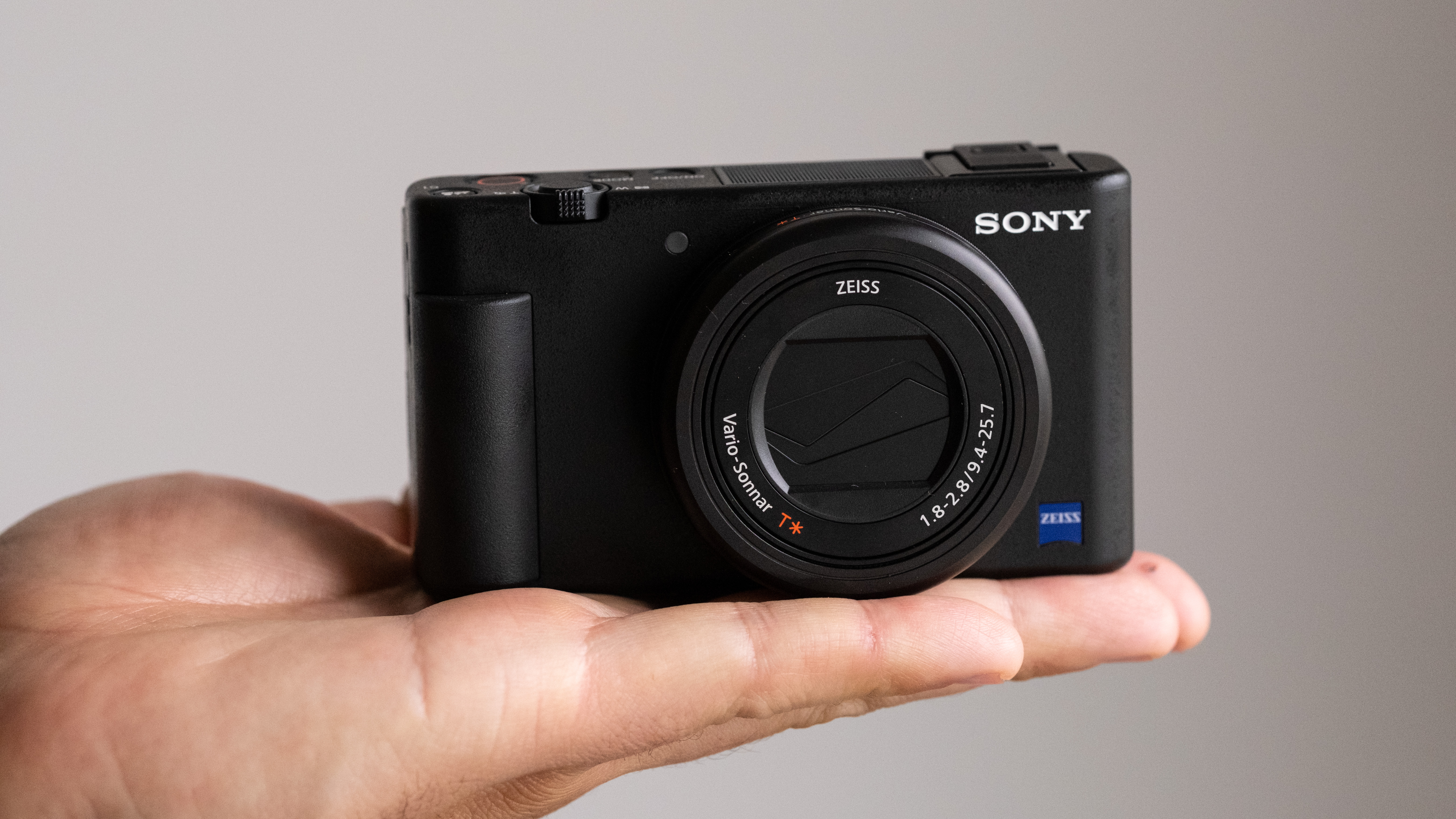 Sony ZV-1 với thiết kế nhỏ gọn, màn hình cảm ứng xoay lật lý tưởng cho người quay vlog cá nhân.