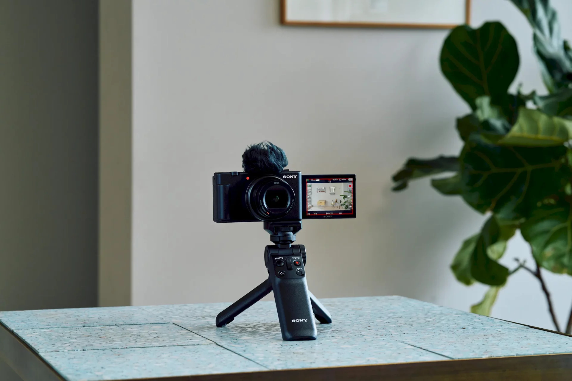 Một chiếc Sony ZV-1 cũ vẫn giữ chất lượng quay và hình ảnh cực kỳ ổn định sau thời gian dài.