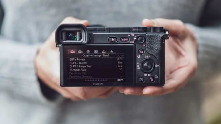 Sony A6400 có tính năng ổn định điện tử (SteadyShot)