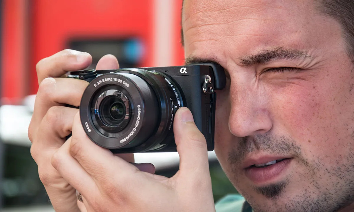 sony a6300 ra đời năm nào