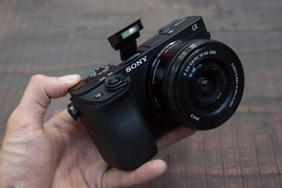 sony a6300 ra đời năm nào