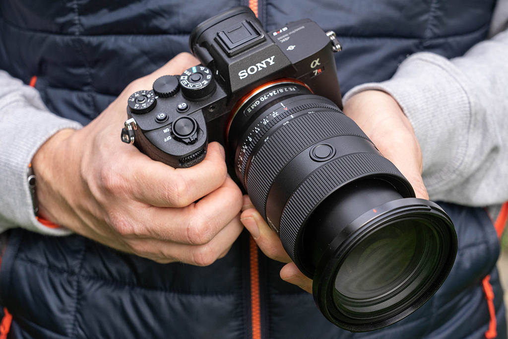 sony a73 ngàm gì