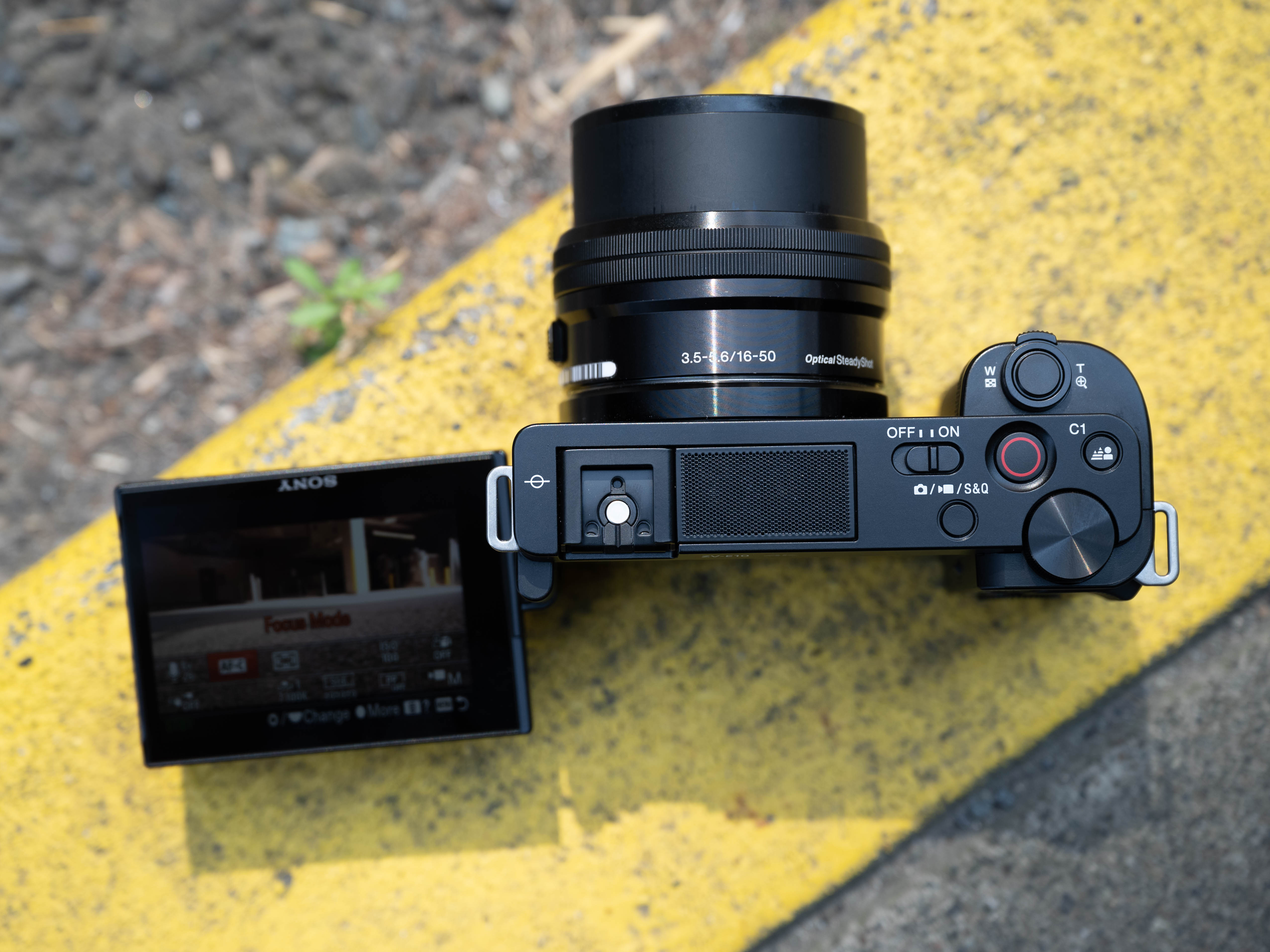 Sony ZV-E10 có thiết kế tối ưu cho vlog với màn hình xoay lật linh hoạt và giao diện dễ sử dụng.