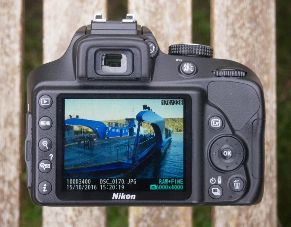 Nikon D3400 sử dụng hệ thống lấy nét tự động (AF) 11 điểm
