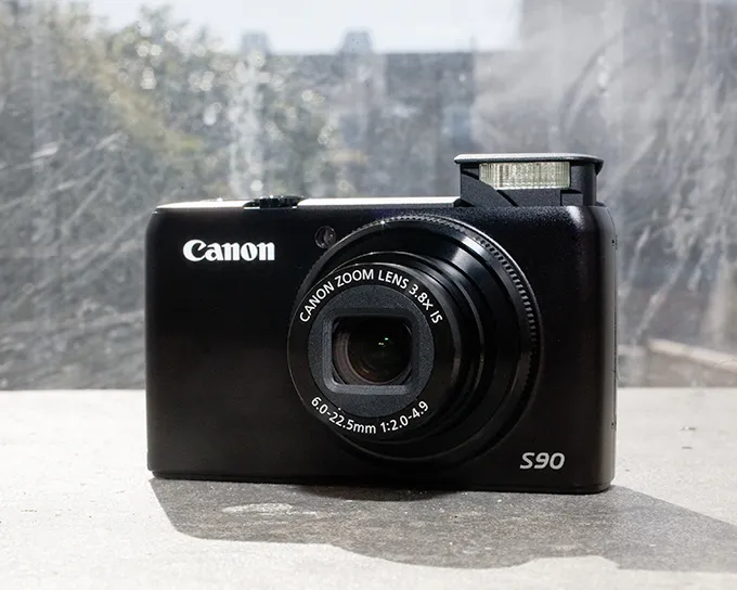 Thiết kế nhỏ gọn và tinh tế của Canon S90 giúp bạn dễ dàng mang theo và sử dụng trong mọi chuyến đi.