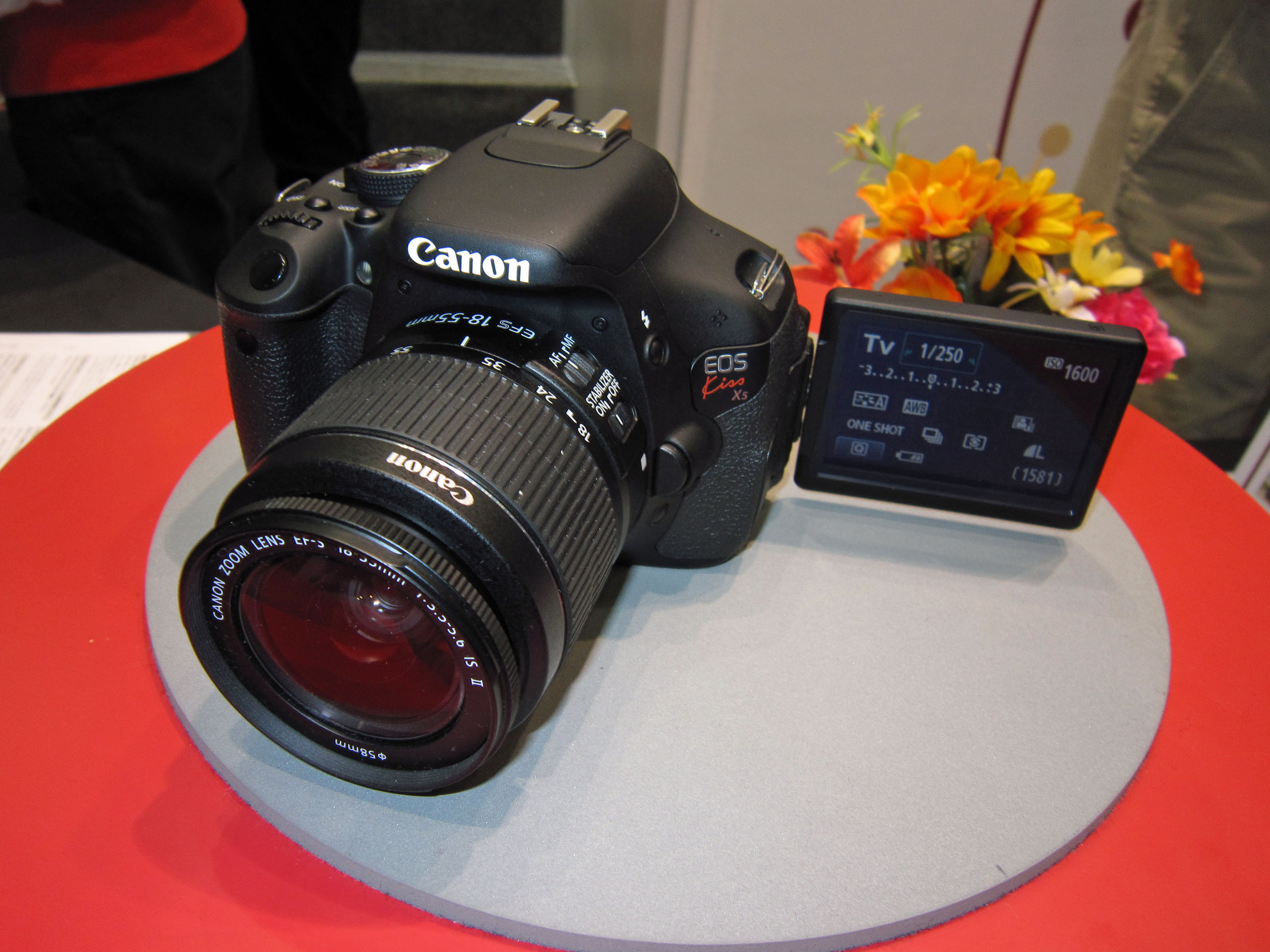Canon 600D có wifi khong