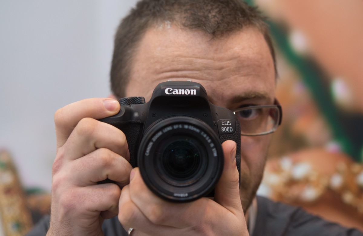 Canon 800D ra mắt năm nào