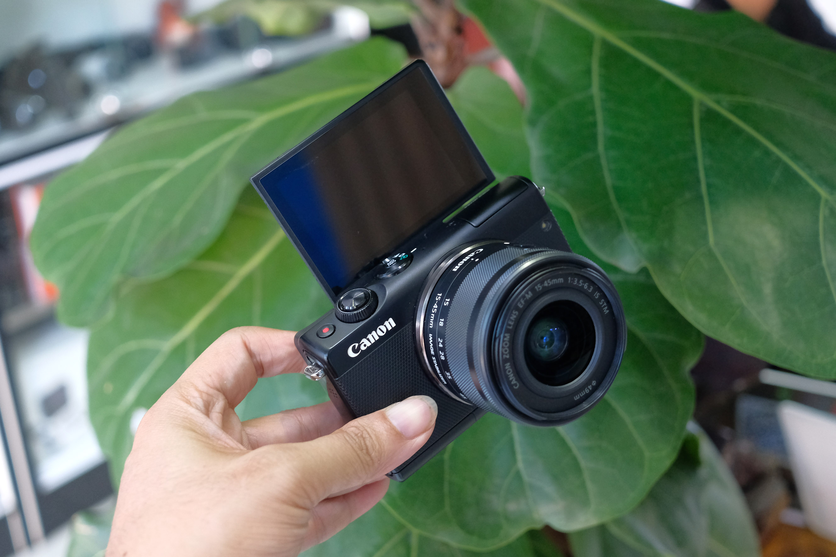 Canon EOS M100 với màn hình cảm ứng lật 180 độ, dễ dàng chụp ảnh tự sướng và quay vlog.