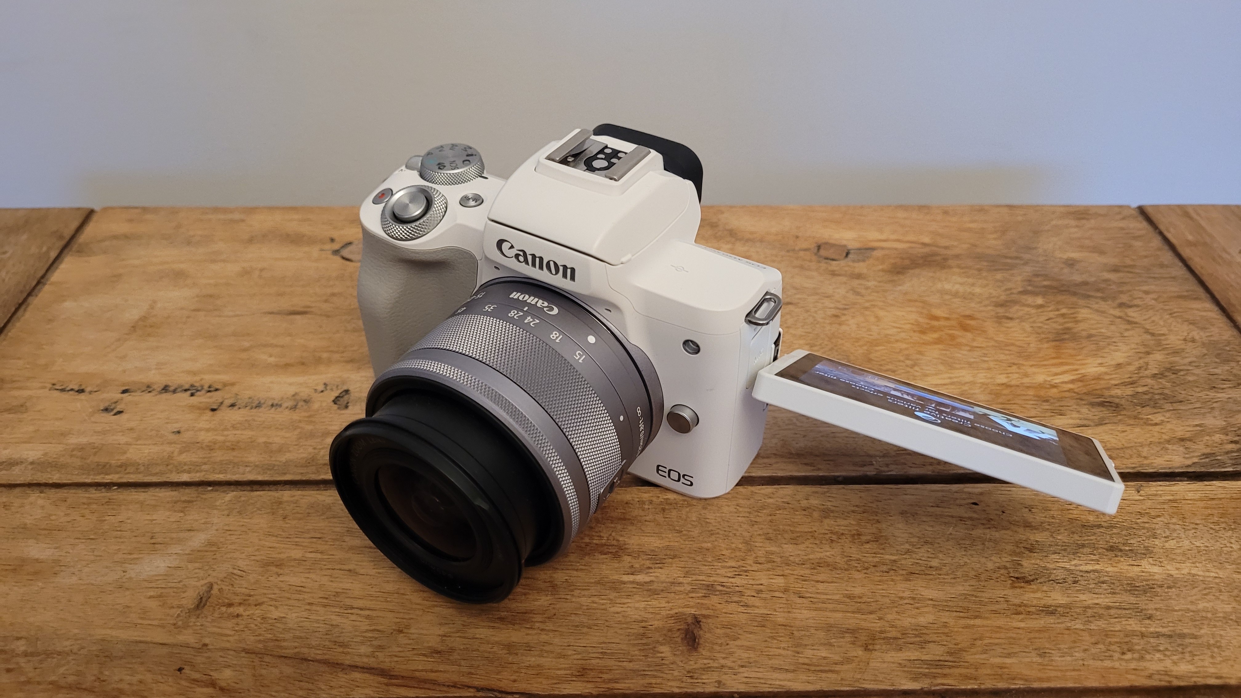 Canon EOS M50 Mark II – Màn hình cảm ứng 180 độ lý tưởng cho việc quay vlog và chụp selfie.