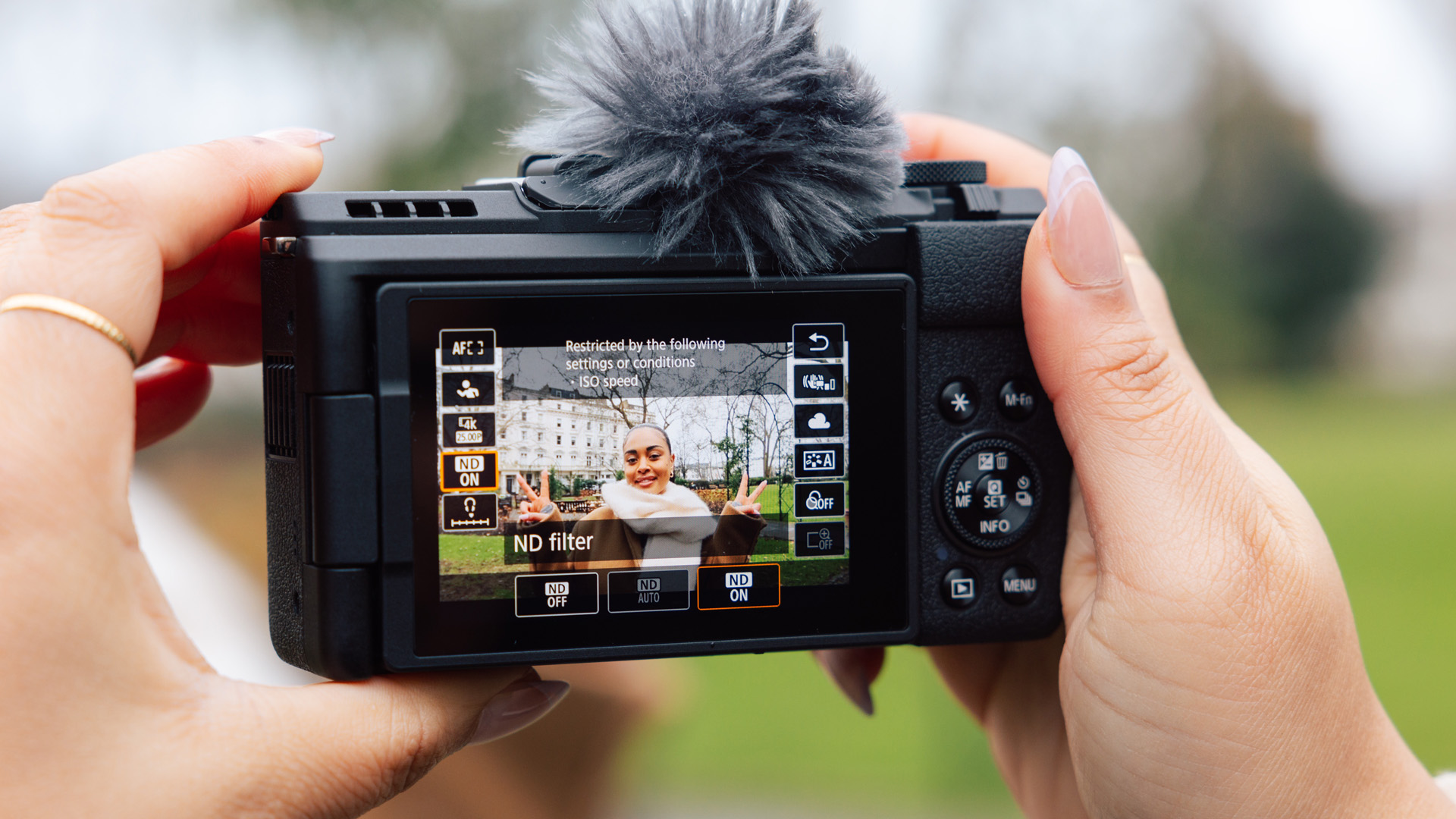 Canon PowerShot V1 – Chiếc máy vlog nhỏ gọn, dễ sử dụng, lý tưởng cho người mới bắt đầu và quay vlog khi di chuyển.