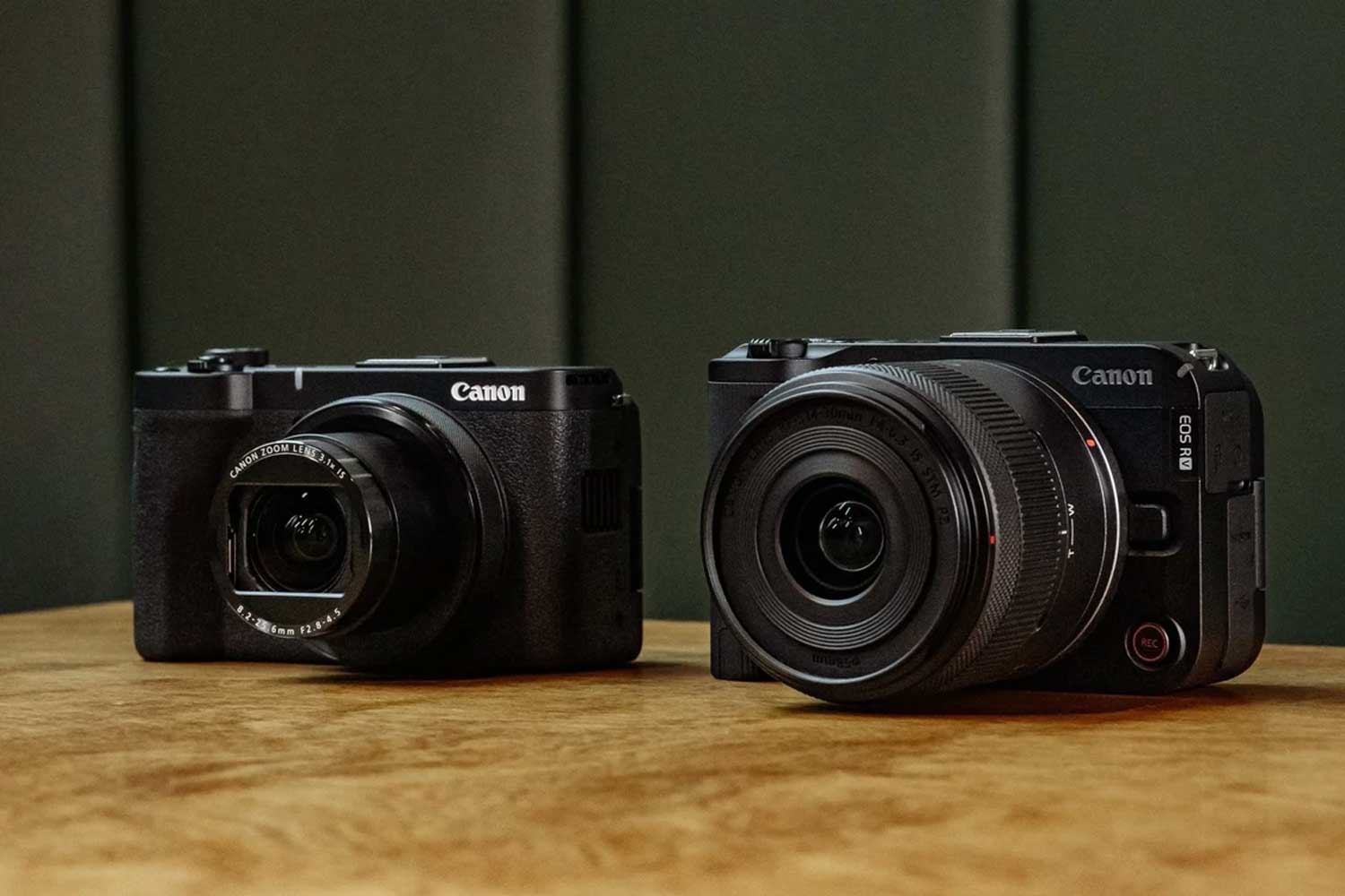 So sánh thực tế giữa Canon PowerShot V1 và Canon R50 V – Hai phong cách máy ảnh khác nhau, phù hợp với nhu cầu sáng tạo nội dung riêng biệt.