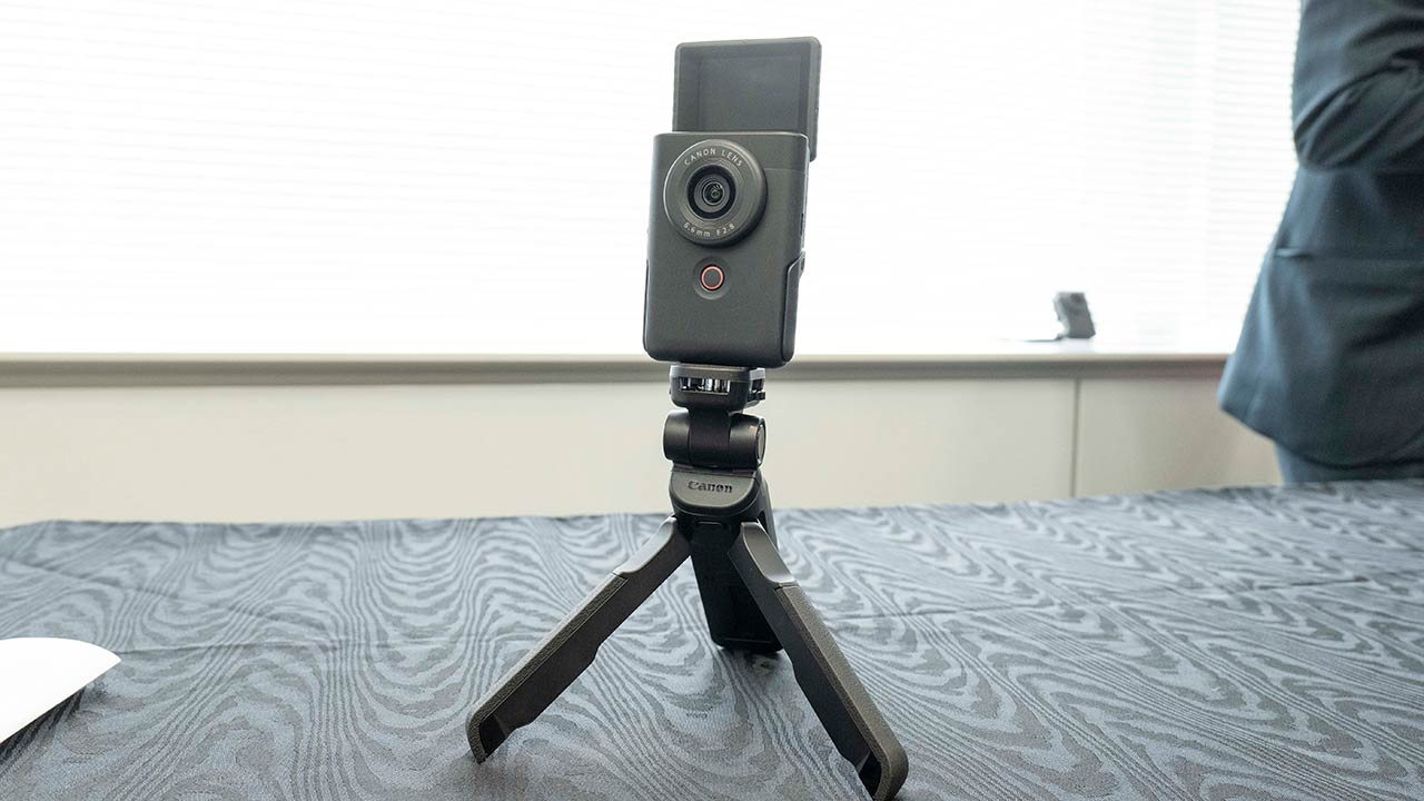 Canon PowerShot V10 với thiết kế nhỏ gọn và chân đế tích hợp, thuận tiện cho việc quay video mọi lúc mọi nơi.