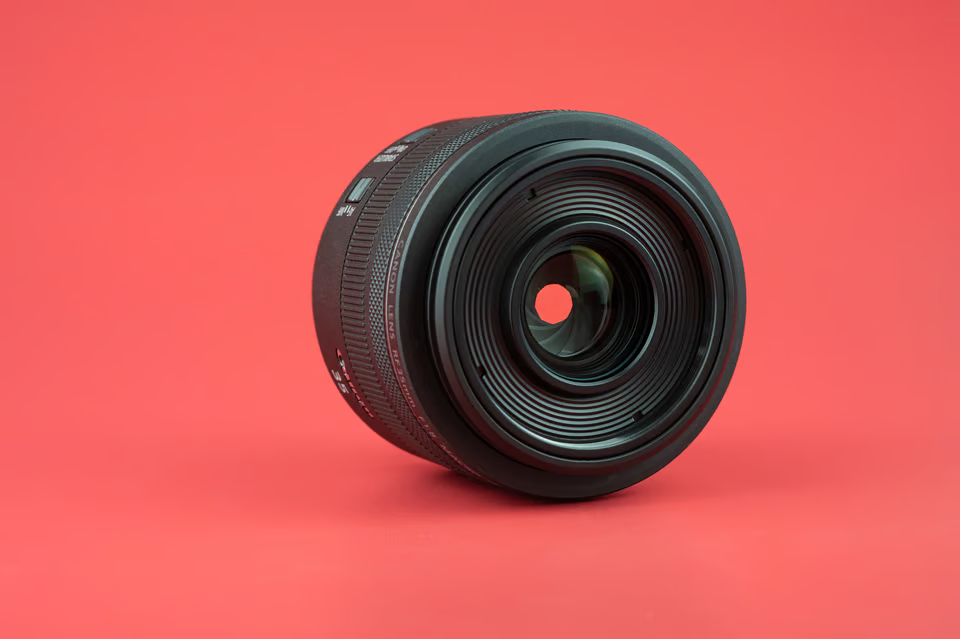 Canon-RF-35mm-f1.8-IS-Macro-STM