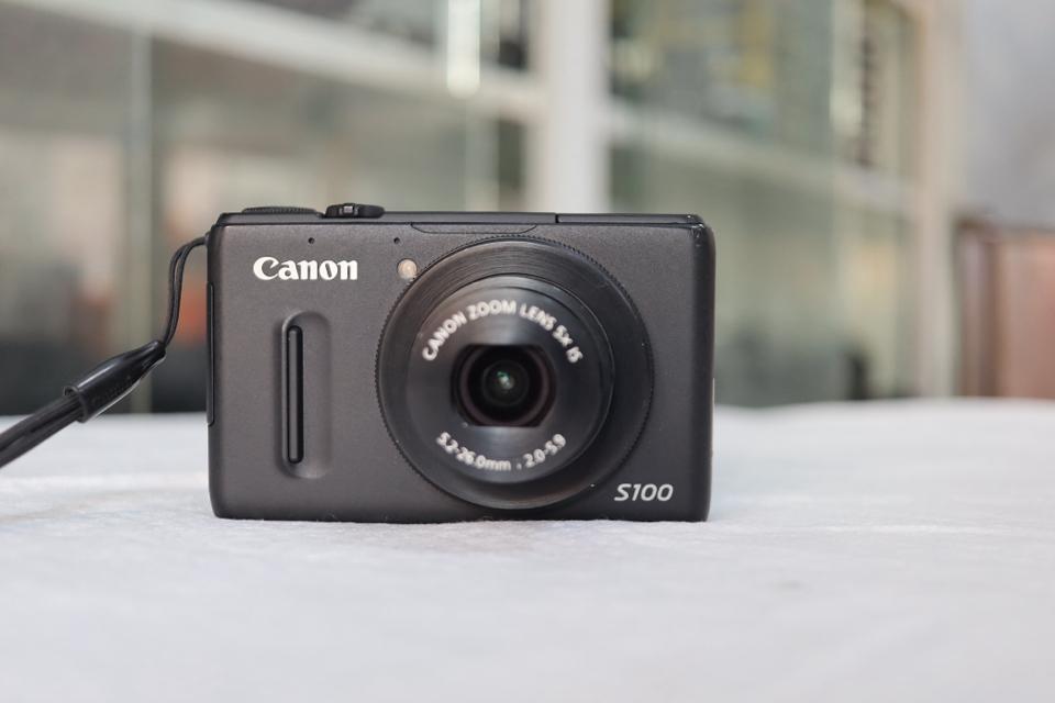 Thiết kế nhỏ gọn và dễ sử dụng của Canon S100, lý tưởng cho du lịch và chụp ảnh hàng ngày.