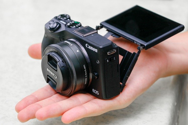 Canon EOS M3 với màn hình cảm ứng lật 180 độ, lý tưởng cho chụp ảnh selfie và vlog.
